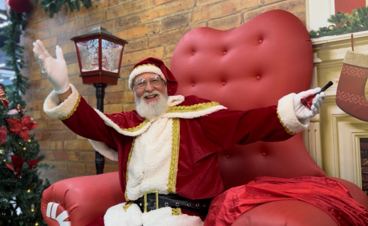 Papai Noel chega ao Shopping Cidade Leste em grande estilo com espetáculo natalino